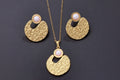 Necklace and earing set in gold