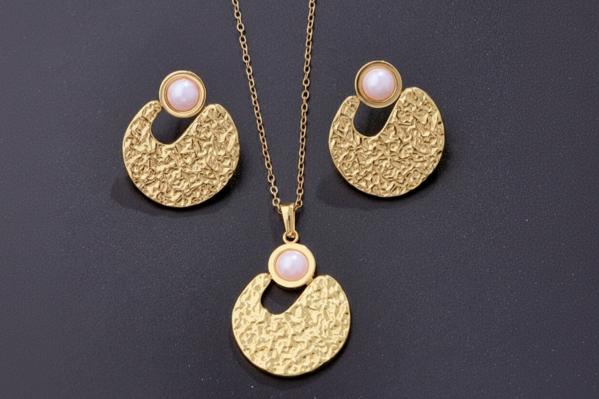 Necklace and earing set in gold